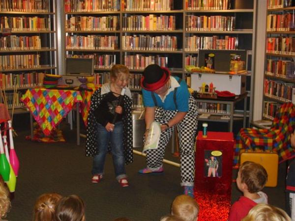 Kiko krijgt hulp in de bieb in Bergen kinderboekenweek 2009